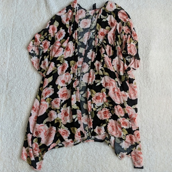 Forever 21 Tops - Forever21 short sleeve floral kimono